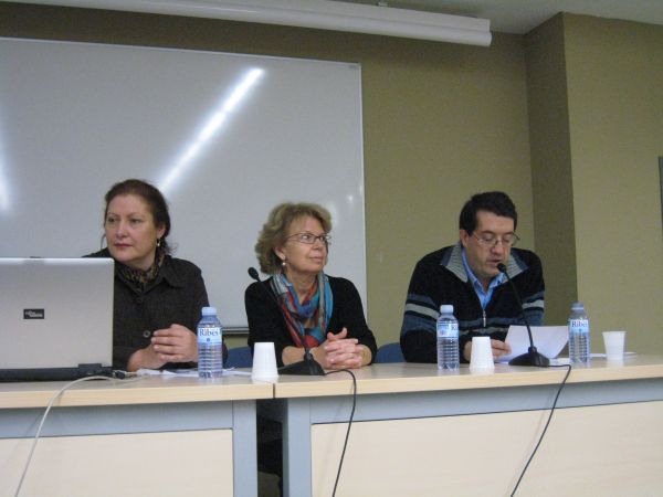 D'esquerra a dreta: Dra. Francesca Español, Dra. Rosa Terès i el vocal d'AAR, el Sr. Joaquim Graupera, en el col·loqui internacional "Art i litúrgia a l'Occident Medieval" que es va celebrar a la UB els passats dies 23 i 24 de novembre de 2007