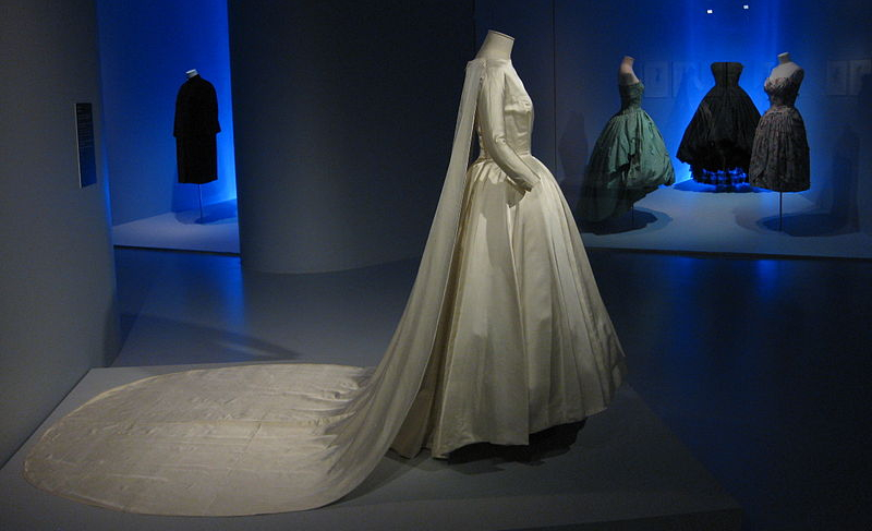 https://commons.wikimedia.org/wiki/File:Balenciaga_Museoa_exhibit_05.JPG