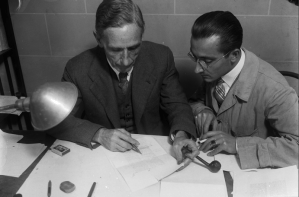 Fabra amb l’escriptor Josep Miracle i Montserrat corregint textos del Diccionari General de la llengua catalana per a la impremta el 1932 (Font: ANC Casas i Galobarda)